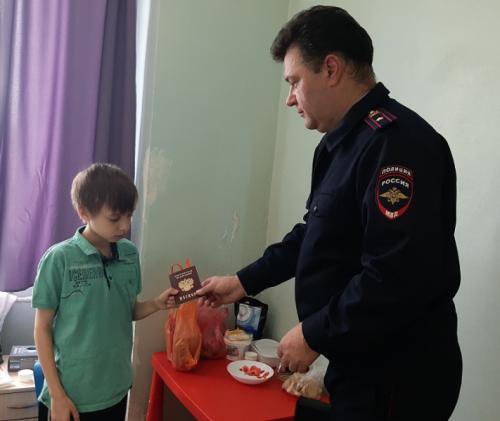 Севастопольские полицейские вручили паспорт мальчику, находящемуся в больнице
