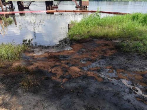 В Рыбинске в Волгу попали нефтепродукты