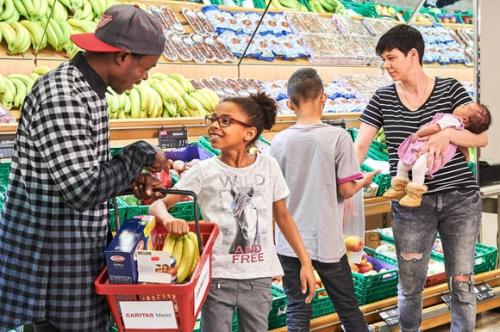 Familien mit Kindern beim Einkaufen