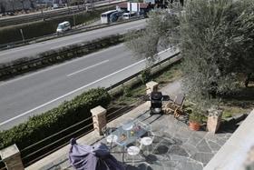 Eine Terrasse neben der Autobahn