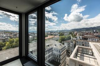 Blick vom obersten Stock der Pädagogischen Hochschule Richtung Zürichsee mit Panorama der Stadt Zürich