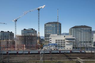 Sicht über die Geleise auf den Neubau