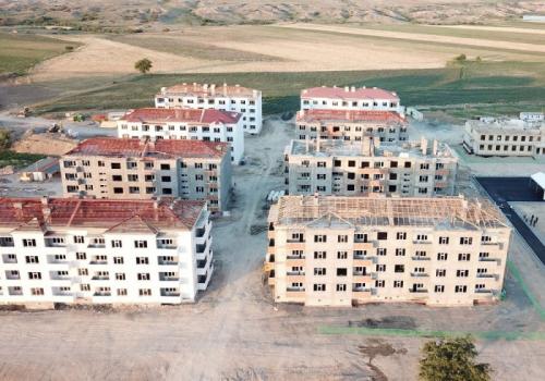 Алиев ознакомился с ходом работ жилого комплекса для вынужденных переселенцев