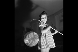 schwarz-weiss Foto eines kleinen Mädchens mit Lampion