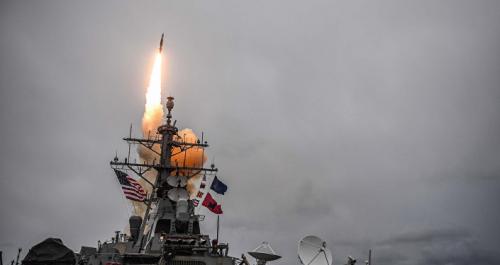 Запуск ракеты с американского ракетного эскадренного миноносца