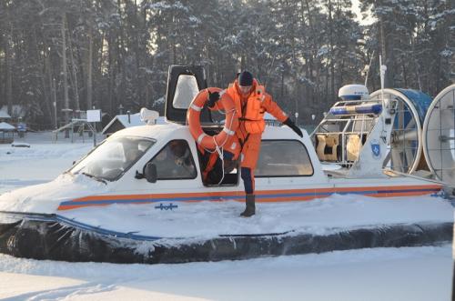 Спасли от замерзания застрявших во льдах рыбаков спасатели Бердска