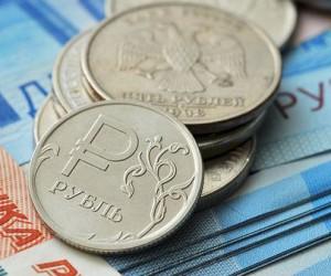 Курс рубля падает под давлением внешних факторов