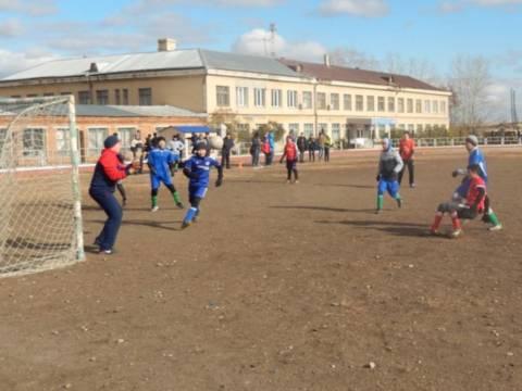 В субботу прошли районные соревнования по мини-футболу среди команд учеников 5-6 классов школ Кизильского муниципального района