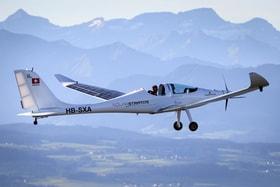 Первый в мире прыжок c самолета на солнечных батареях в Швейцарии