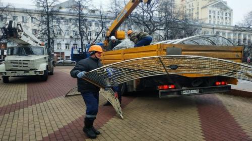 Зимний фонтан заработал в Воронеже в Кольцовом сквере
