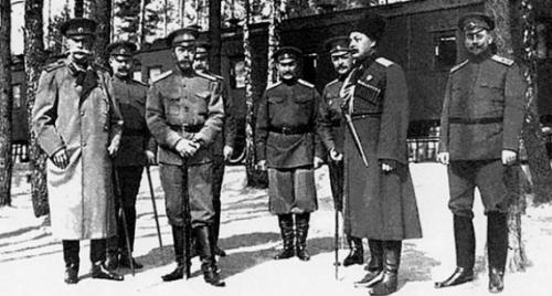 Николай II с офицерами Ставки Верховного главнокомандующего. 1915 год