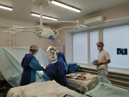 Оперировали в восемь рук. Челябинские врачи поставили на ноги пенсионерку из Кизильского района