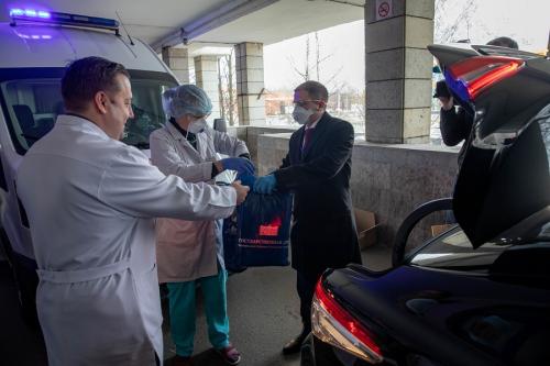 Михаил Романов передал в НИИ скорой помощи имени И.И. Джанелидзе защитные маски и медицинские халаты