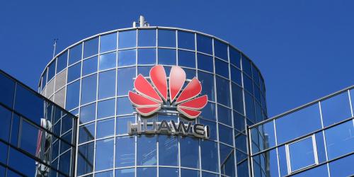Логотип Huawei на здании.