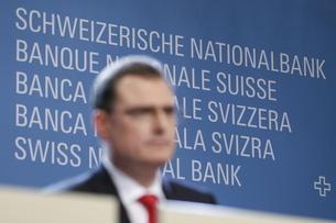 Mann vor Schriftzug 'Schweizerische Nationalbank'