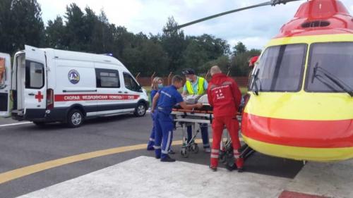 Вертолет санавиации транспортировал трех человек из Ленобласти