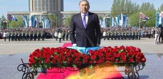 В Казахстане празднуют 9 мая: президент положил цветы к памятному монументу
