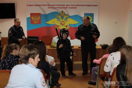 Полицейские Пластовского района организовали экскурсию для воспитанников центра помощи детям, оставшимся без попечения родителей