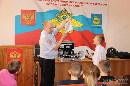 Полицейские Пластовского района организовали экскурсию для воспитанников центра помощи детям, оставшимся без попечения родителей
