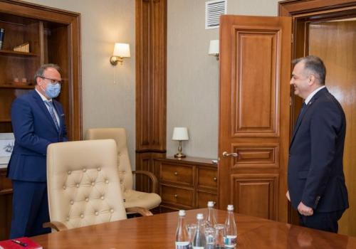 Кику провёл переговоры с румынским послом Ионицэ