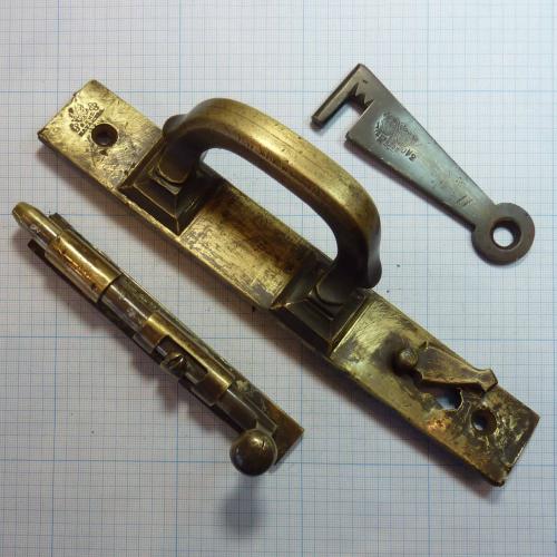 Скобяные изделия ф-ки И. Г. Баташева: щеколда и дверная ручка.