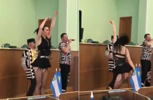 Украинских чиновников уволили из-за организации праздника с эротическими танцами