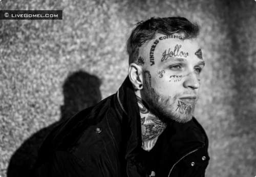 Сын Елены Яковлевой решил избавиться от татуировок на лице